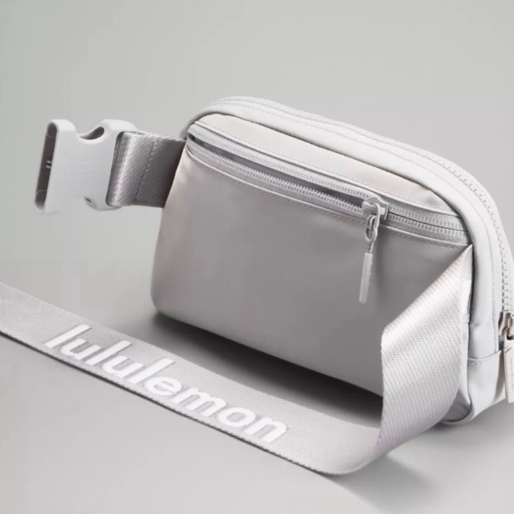 Lululemon everywhere belt bag word mark logo silver drop NWT